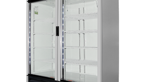 Refrigerador de dos puertas de vidrio con rótulo exterior iluminado.